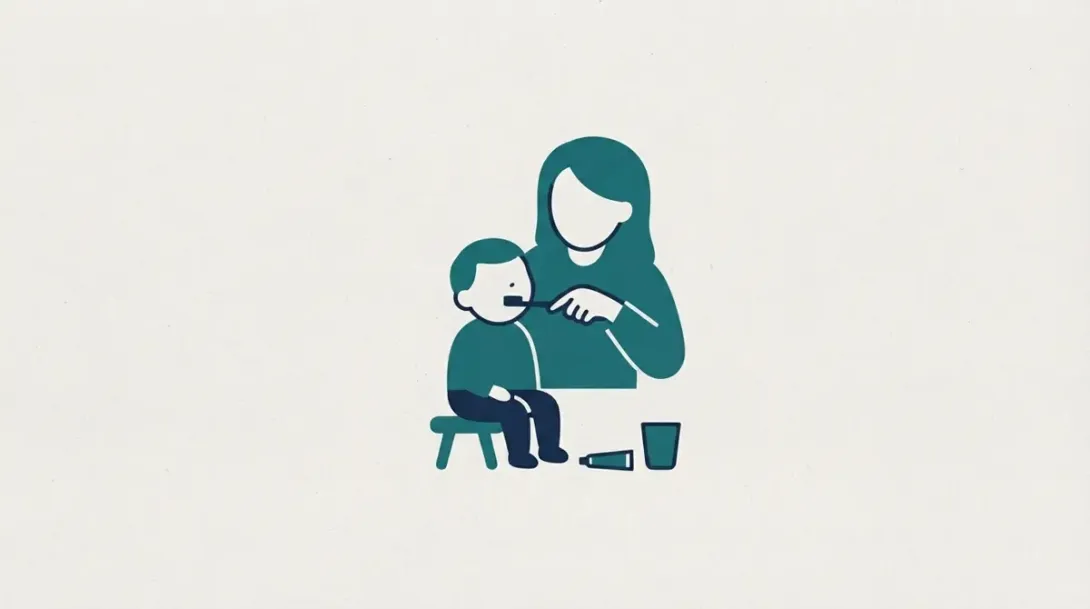 Madre ayudando a su hijo pequeño a cepillarse los dientes para mantener una buena higiene bucal